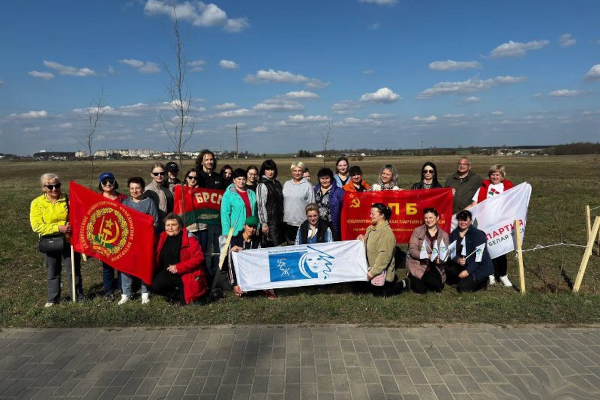 В Сморгони заложили аллею к 80-летию Победы. Смотрите, где она расположена